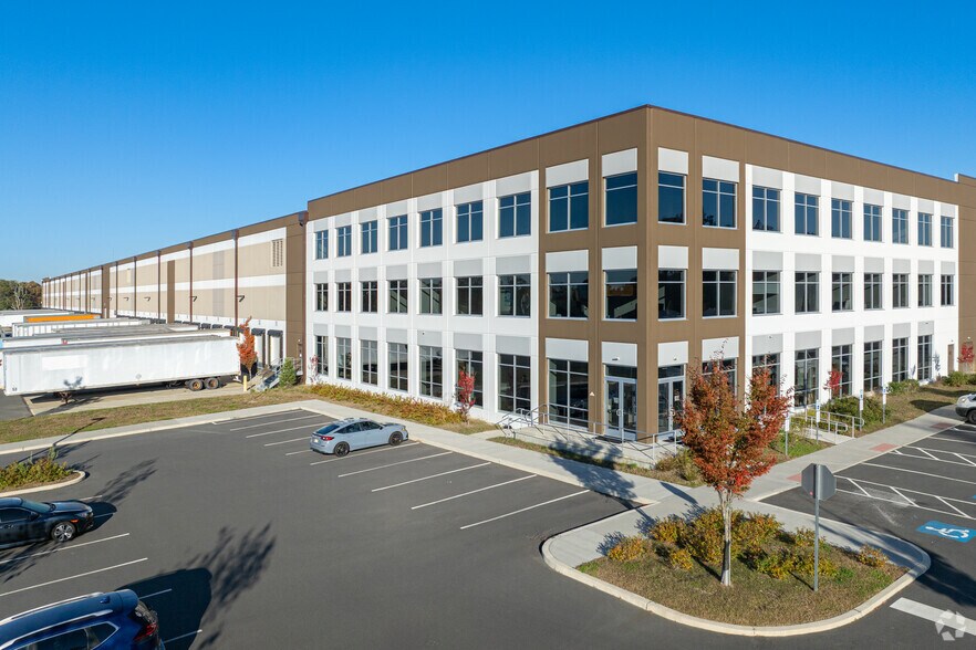 200 S Pemberton Rd, Pemberton, NJ à louer - Photo de l’immeuble – Image 1 sur 37