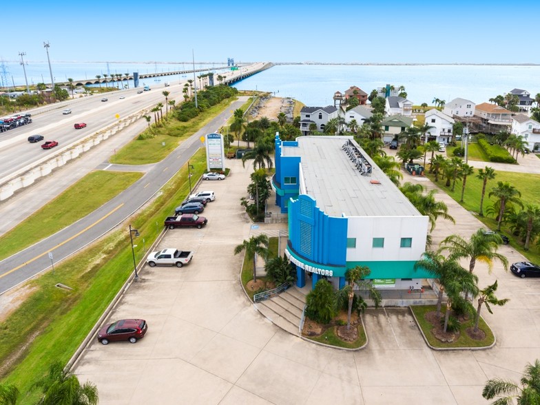 101 Tiki Dr, Tiki Island, TX à louer - Photo de l’immeuble – Image 3 sur 50
