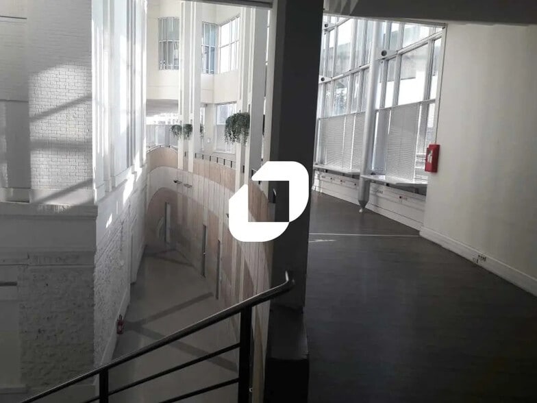 Bureau dans Ivry-sur-Seine à louer - Photo de l’immeuble – Image 3 sur 8
