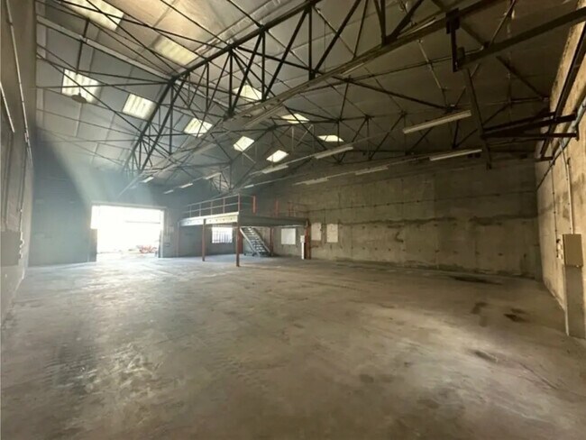 Plus de détails pour Local d'activités à louer