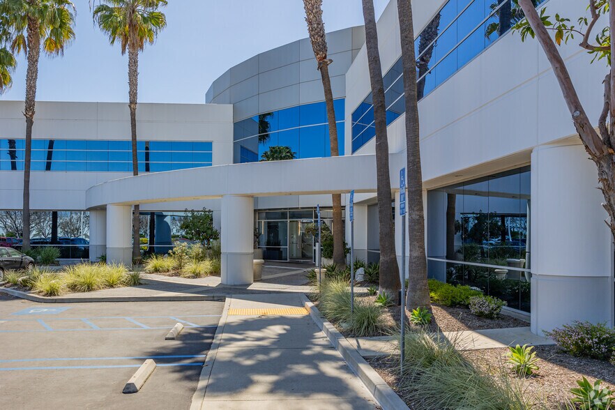 6261 Katella Ave, Cypress, CA à louer - Photo de l’immeuble – Image 3 sur 7