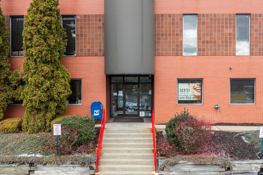 2414 Lytle Rd, Bethel Park, PA à louer - Photo de l’immeuble – Image 2 sur 4