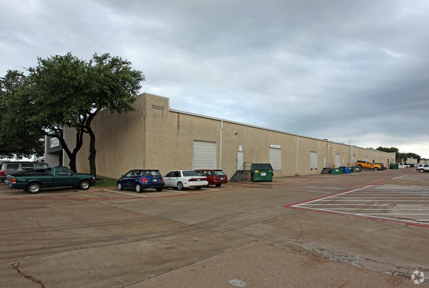 1300 N Interstate 35E, Carrollton, TX à louer - Photo de l’immeuble – Image 2 sur 5