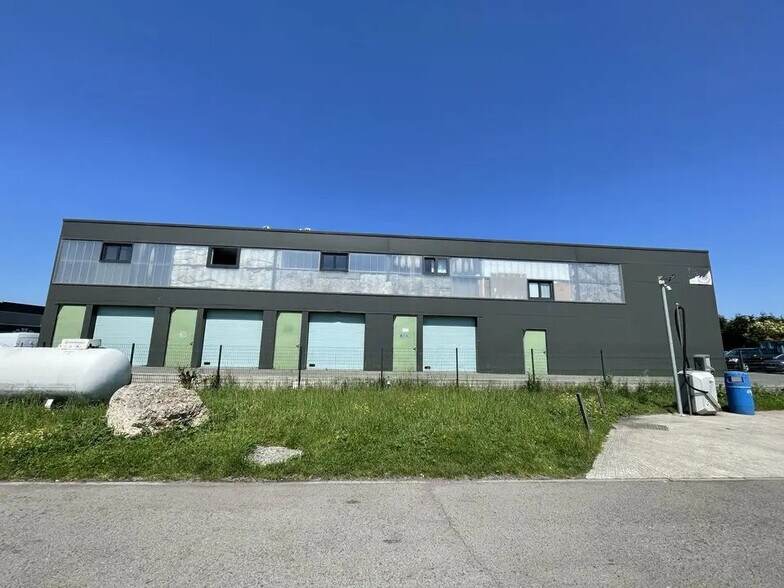 Local d’activités dans Ambarès-et-Lagrave à louer - Photo de l’immeuble – Image 1 sur 11