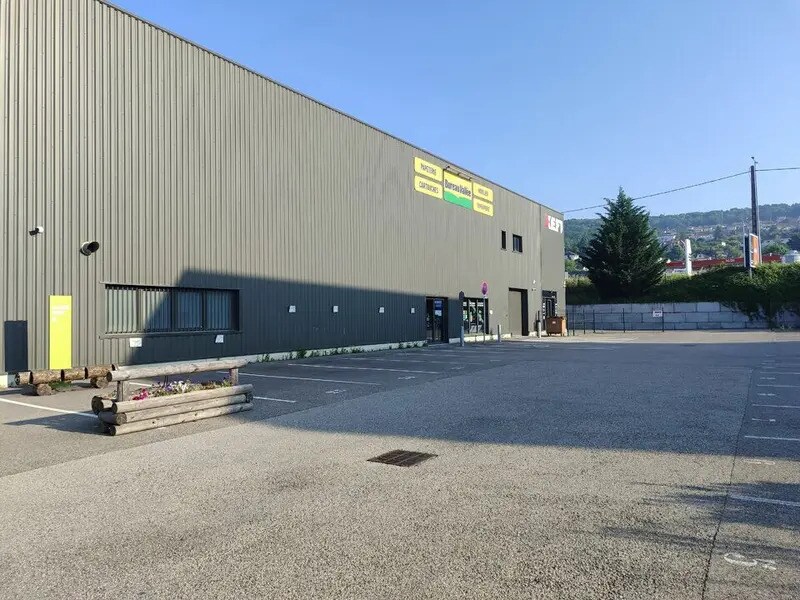 Local commercial dans Bourgoin-Jallieu à louer Photo de l’immeuble– Image 1 sur 5