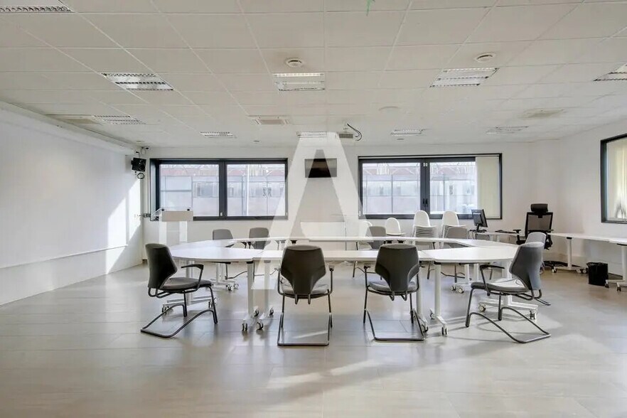 Local d’activités dans Ivry-sur-Seine à louer - Photo de l’immeuble – Image 3 sur 5