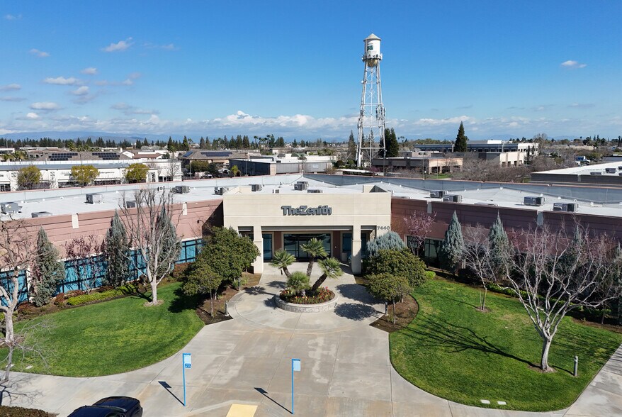 7440 N Palm Ave, Fresno, CA à vendre - Photo de l’immeuble – Image 3 sur 4