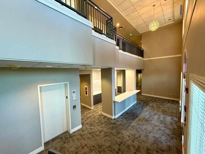 486 SW Bluff Dr, Bend, OR à louer - Photo de l’immeuble – Image 3 sur 12