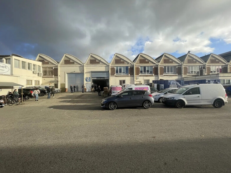 Local d’activités dans Bobigny à louer - Photo de l’immeuble – Image 1 sur 11