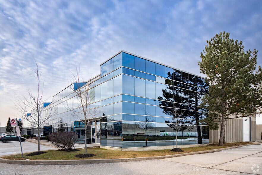 2425 Skymark Ave, Mississauga, ON à louer - Photo de l’immeuble – Image 2 sur 6