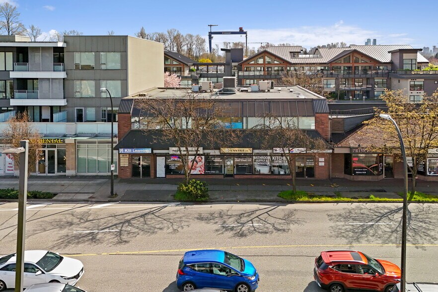 1075 Marine Dr, North Vancouver, BC à vendre - Photo principale – Image 1 sur 11