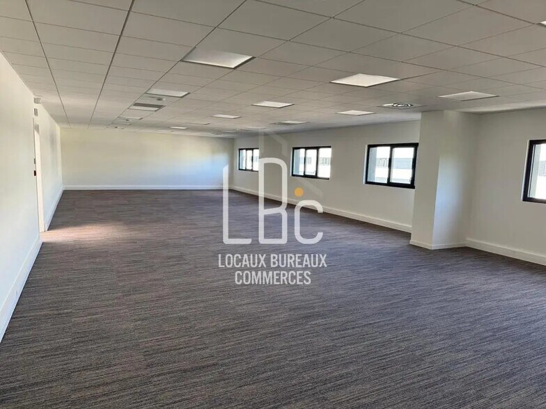 Local d’activités dans Bouguenais à louer - Photo de l’immeuble – Image 2 sur 27