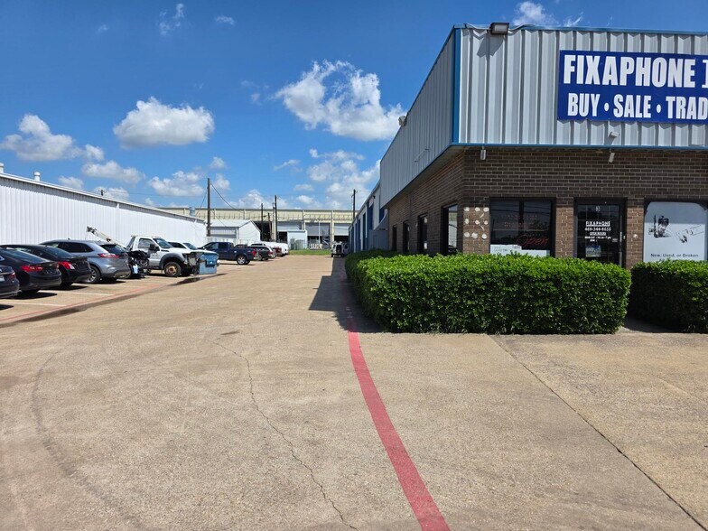 301 E Buckingham Rd, Garland, TX à louer - Photo de l’immeuble – Image 2 sur 6