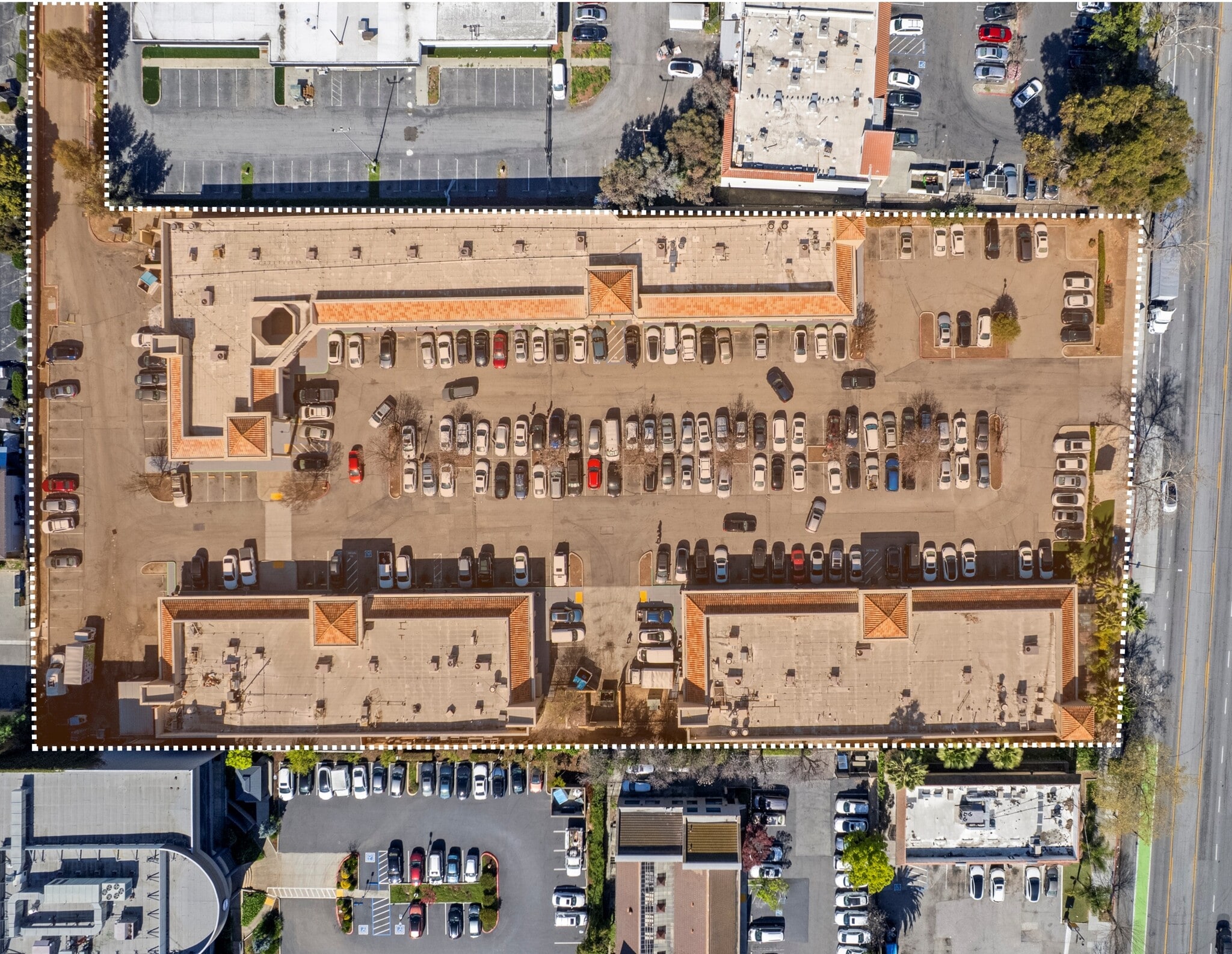 ASIAN THEMED RETAIL SHOPPING CENTER portefeuille de 3 biens à vendre sur LoopNet.fr Photo principale– Image 1 sur 25