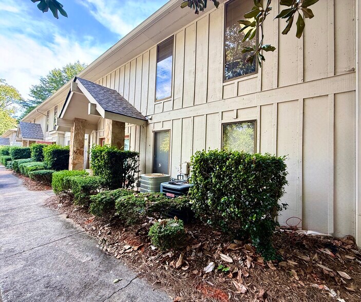 11285 Elkins Rd, Roswell, GA à louer - Photo de l’immeuble – Image 2 sur 13