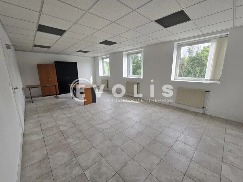 11 Avenue Des 2 Lacs, Villejust à louer - Photo intérieure – Image 2 sur 8