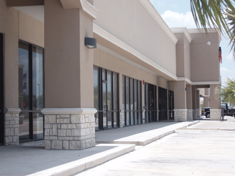 568 Springmart Blvd, Brownsville, TX à louer - Photo de l’immeuble – Image 2 sur 4