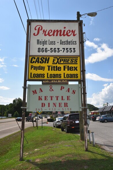 522-546 E Tri County Blvd, Oliver Springs, TN à vendre - Photo de l’immeuble – Image 2 sur 8
