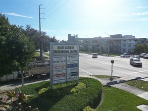 18300 NW 62nd Ave, Hialeah, FL à louer Photo de l’immeuble– Image 2 sur 8