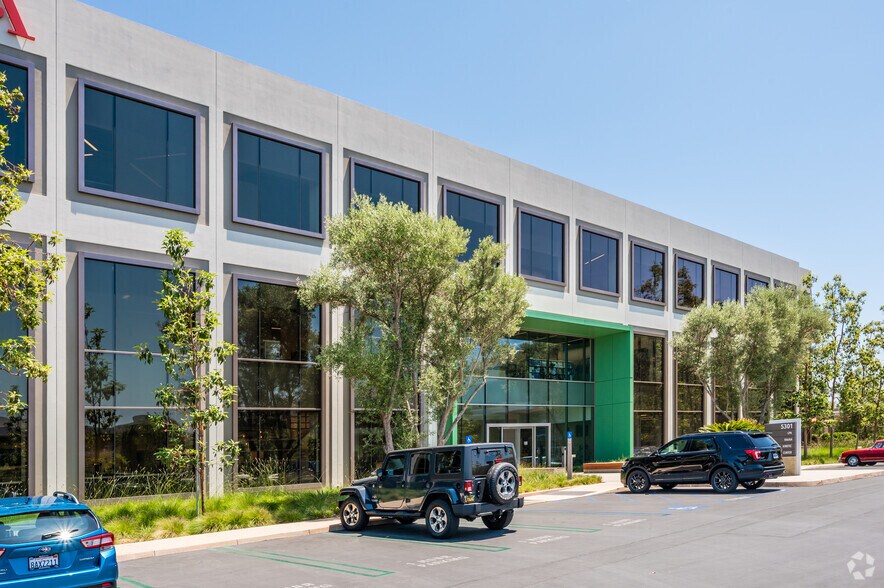 5301 California Ave, Irvine, CA à louer - Photo de l’immeuble – Image 2 sur 8