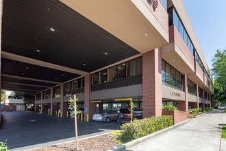 1201 Alhambra Blvd, Sacramento, CA à louer Photo de l’immeuble– Image 1 sur 4