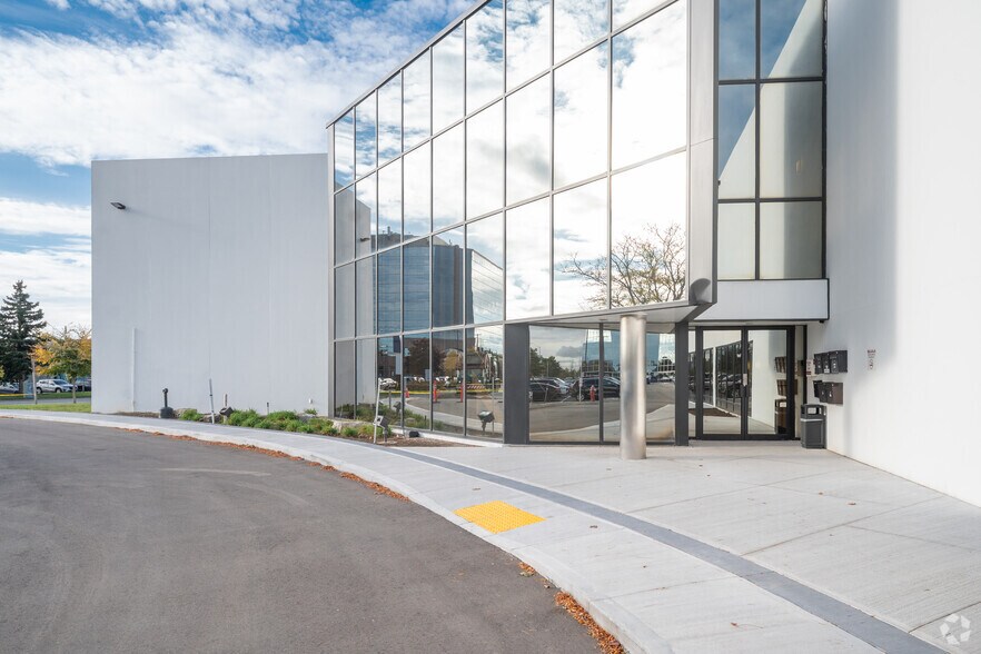2645 Skymark Av, Mississauga, ON à louer - Photo de l’immeuble – Image 2 sur 3