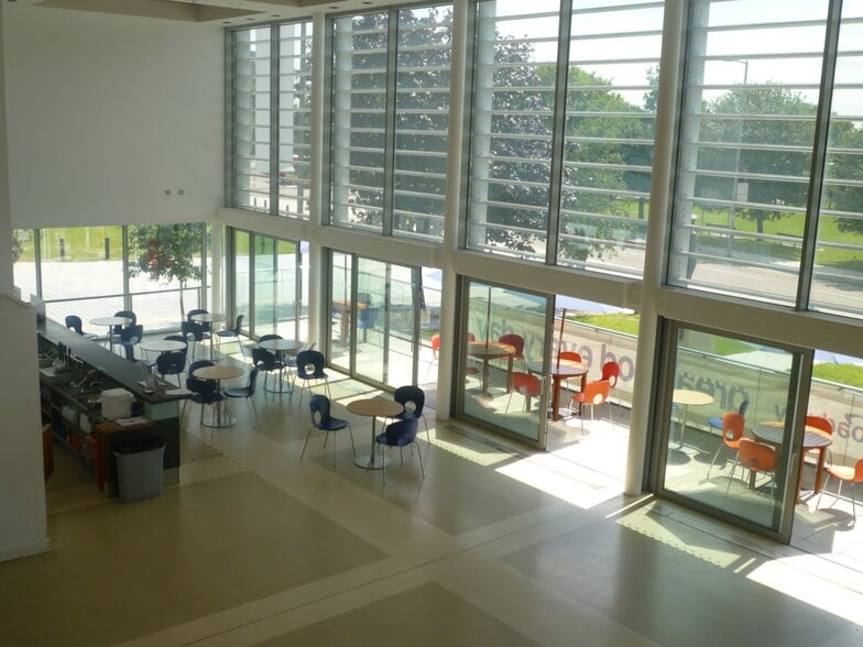 Bureaux/Local commercial dans Barking à louer - Hall d’entrée – Image 3 sur 4