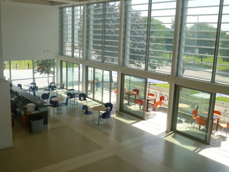 Bureaux/Local commercial dans Barking à louer - Hall d’entrée – Image 3 sur 4