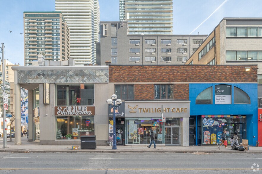 665-667 Yonge St, Toronto, ON à louer - Photo de l’immeuble – Image 2 sur 2