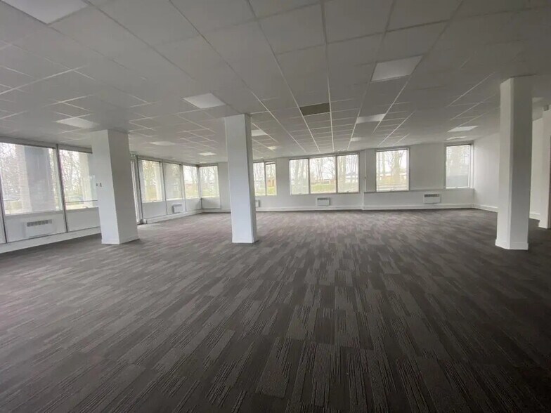 Bureau dans Villepinte à vendre - Photo de l’immeuble – Image 1 sur 16