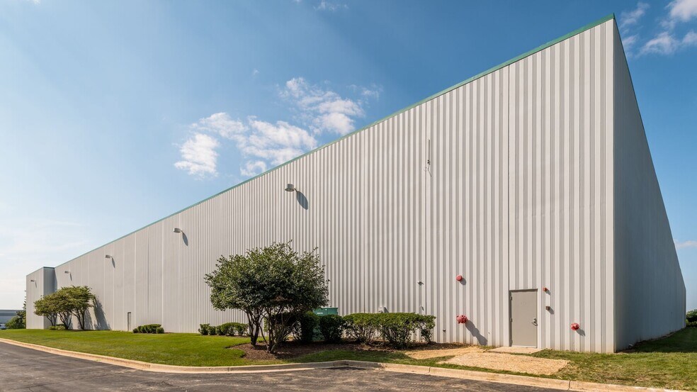 1225 Internationale Pky, Woodridge, IL à louer - Photo de l’immeuble – Image 1 sur 1
