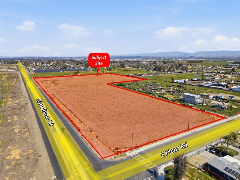 900 E Planz Rd, Bakersfield, CA à vendre - Photo principale – Image 1 sur 9