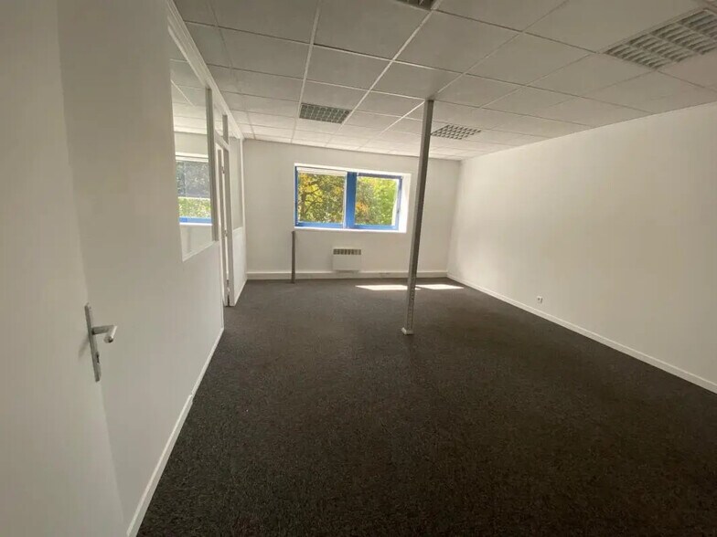 Bureau dans Noisy-le-Grand à louer - Photo de l’immeuble – Image 2 sur 5