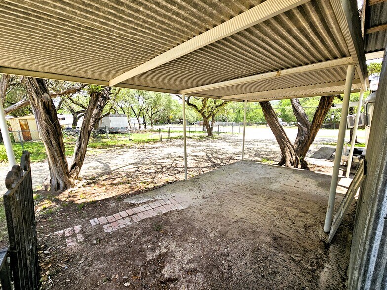 12064 Park Road 37, Lakehills, TX à vendre - Photo de l’immeuble – Image 2 sur 30