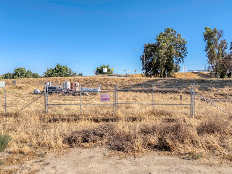 Angus Ln, Bakersfield, CA à vendre - Photo de l’immeuble – Image 3 sur 13