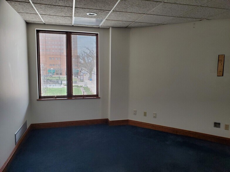 202 N Center St, Bloomington, IL à vendre - Photo de l’immeuble – Image 2 sur 5