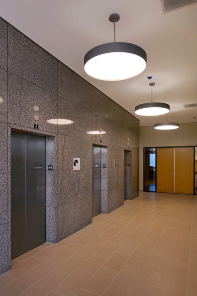 800 S Barranca Ave, Covina, CA à louer - Photo intérieure – Image 3 sur 16