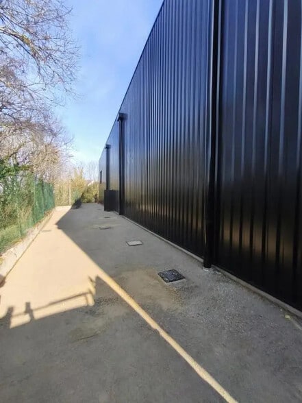 Local d’activités dans Cherbourg-en-Cotentin à louer - Photo de l’immeuble – Image 3 sur 5