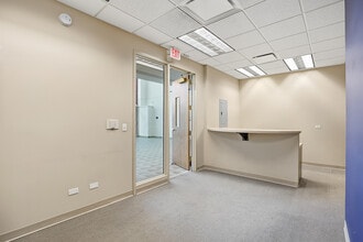 213 Front St, McHenry, IL à louer Photo intérieure– Image 2 sur 16