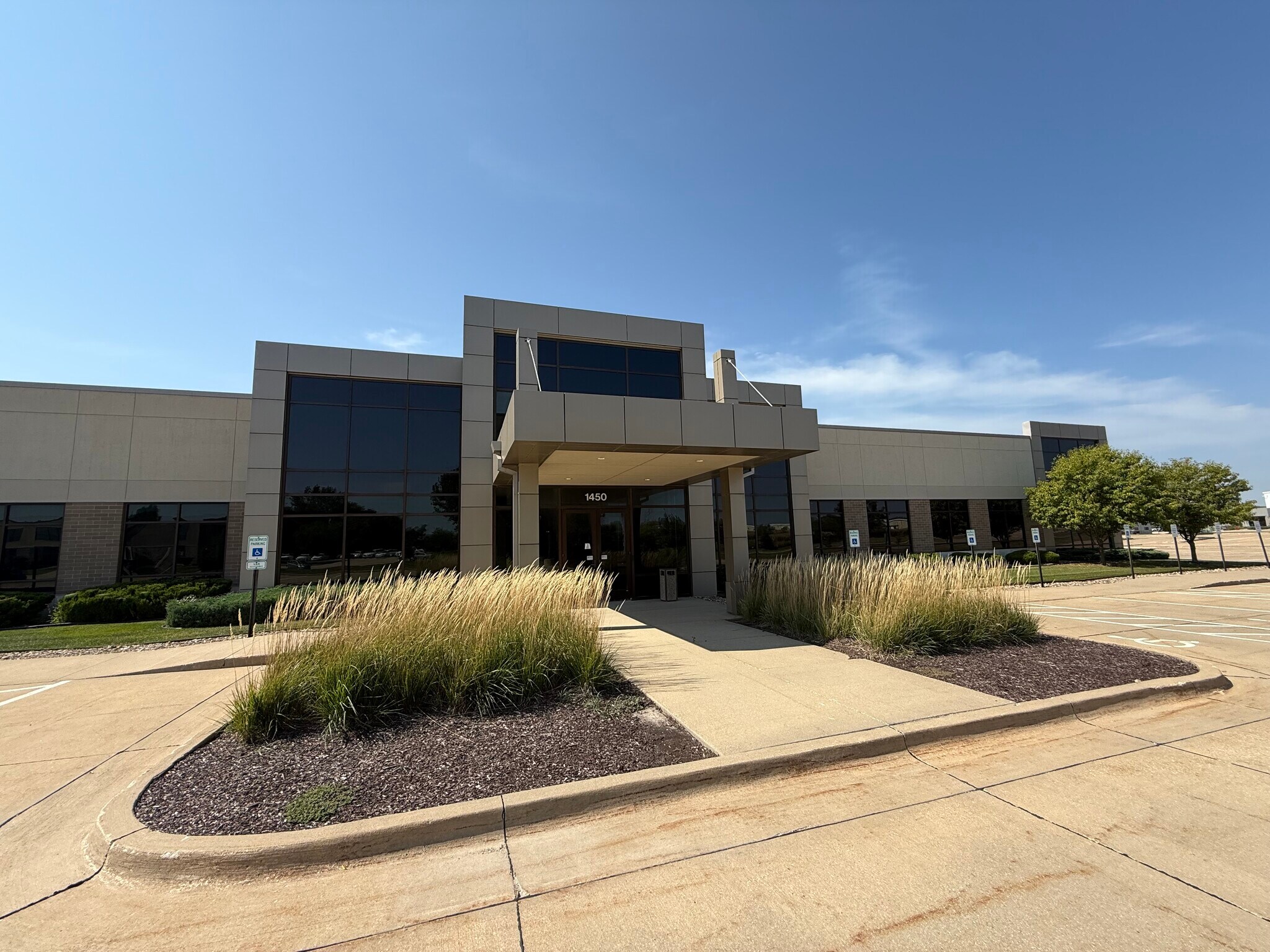 1450 N Center Point Rd, Hiawatha, IA à louer Photo principale– Image 1 sur 14