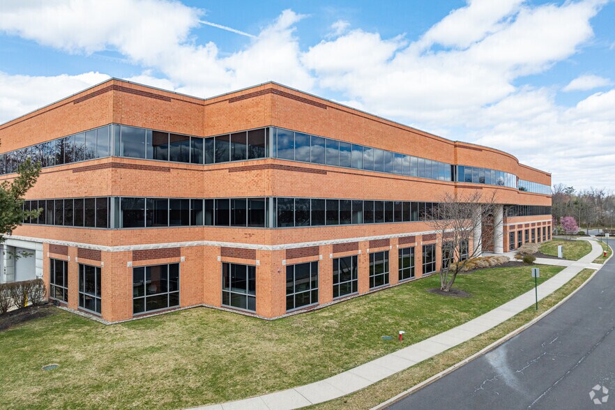 9 Roszel Rd, West Windsor, NJ à louer - Photo principale – Image 1 sur 11
