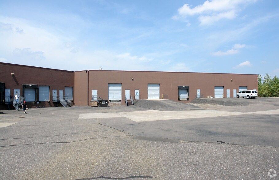 5480 N Nathan Ln, Plymouth, MN à louer - Photo de l’immeuble – Image 2 sur 2
