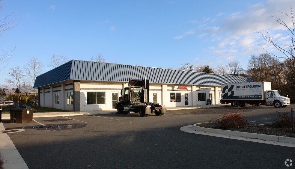 450 S Commerce Ave, Front Royal, VA à louer - Photo de l’immeuble – Image 2 sur 4