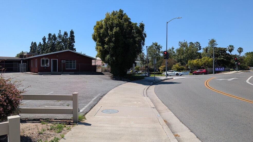 18132 Yorba Linda Blvd, Yorba Linda, CA à vendre - Photo de l’immeuble – Image 1 sur 4