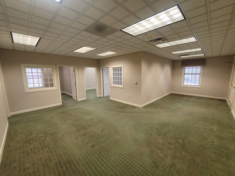 1301 Eastchester Dr, High Point, NC à louer - Photo intérieure – Image 3 sur 5