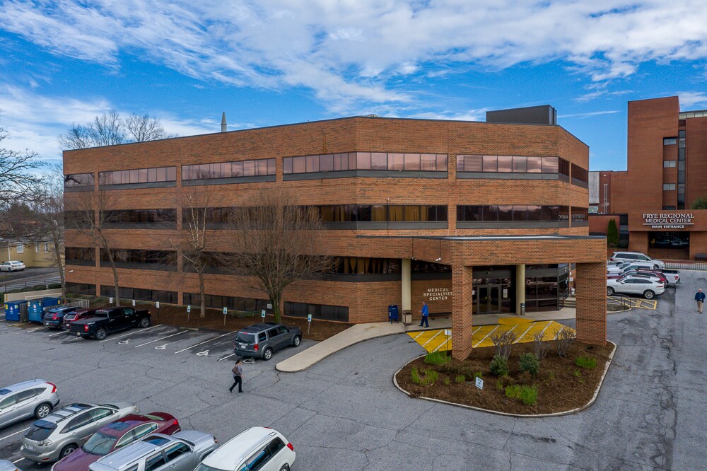 415 N Center St, Hickory, NC à vendre Photo principale– Image 1 sur 10