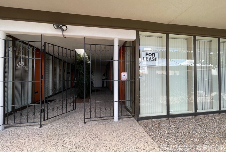 8230 E Broadway Blvd, Tucson, AZ à vendre - Photo de l’immeuble – Image 2 sur 6