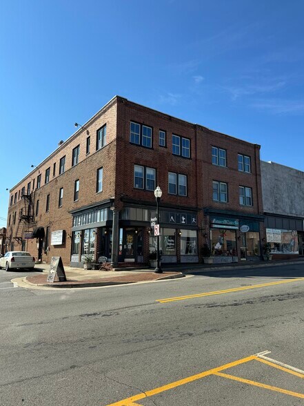 104-110 S Hill Ave, South Hill, VA à louer - Photo principale – Image 1 sur 34