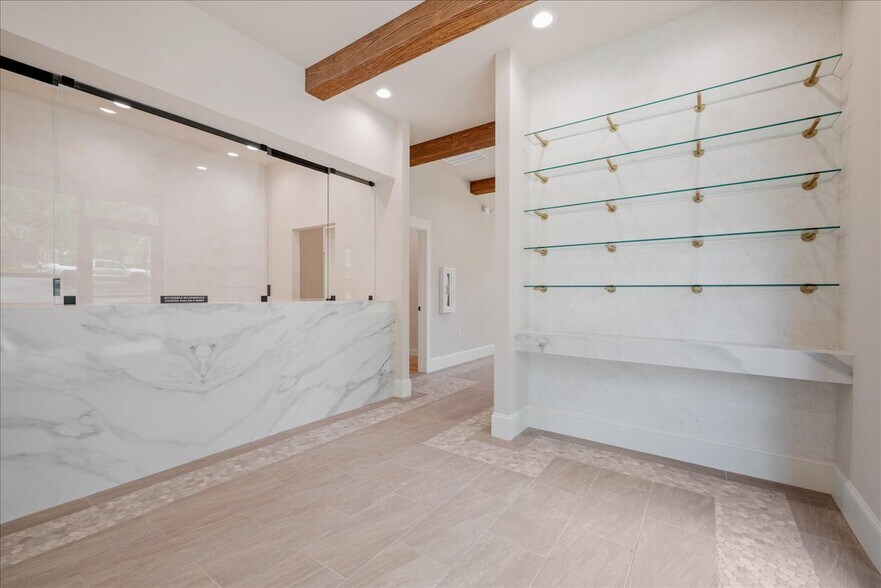 2458 Mahan Dr, Tallahassee, FL à louer - Photo intérieure – Image 3 sur 52