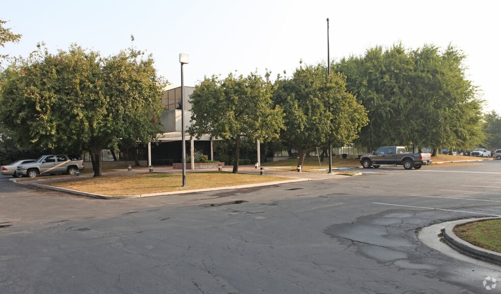 3008 Sillect Ave, Bakersfield, CA à vendre - Photo principale – Image 1 sur 38